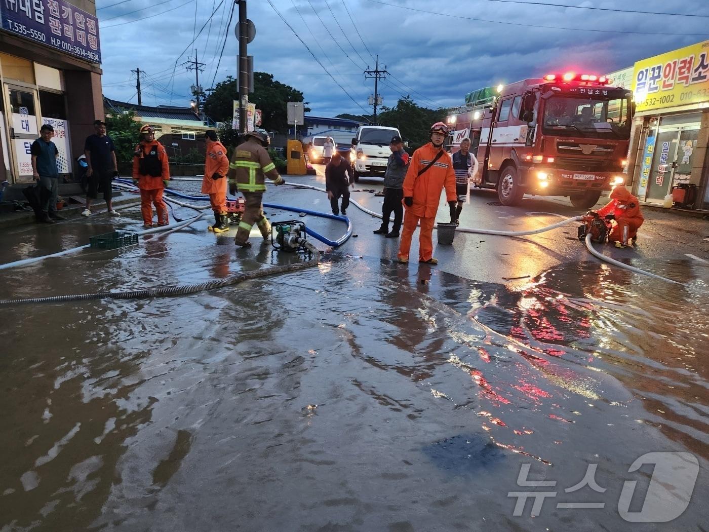 16일 오전 전남 해남군 화산면 일대에 124㎜ 폭우가 내려 2개마을 9가구가 침수피해를 입은 가운데 면사무소 직원들과 소방대원들이 피해복구를 하고있다. &#40;해남군 제공&#41;2024.7.16/뉴스1 ⓒ News1 김태성 기자