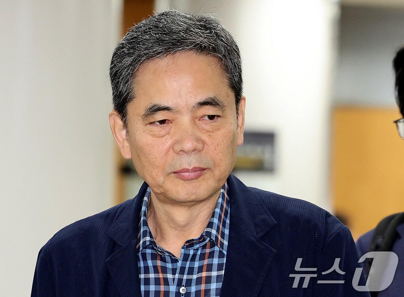 대장동 개발업자들로부터 아들의 퇴직·성과금 명목으로 약 50억원을 수수했다는 혐의 등으로 재판에 넘겨진 곽상도 전 국민의힘 의원이 16일 오전 서울 서초구 서울고등법원에서 열린 항소심 1차 공판에 출석하고 있다. 2024.7.16/뉴스1 ⓒ News1 박지혜 기자