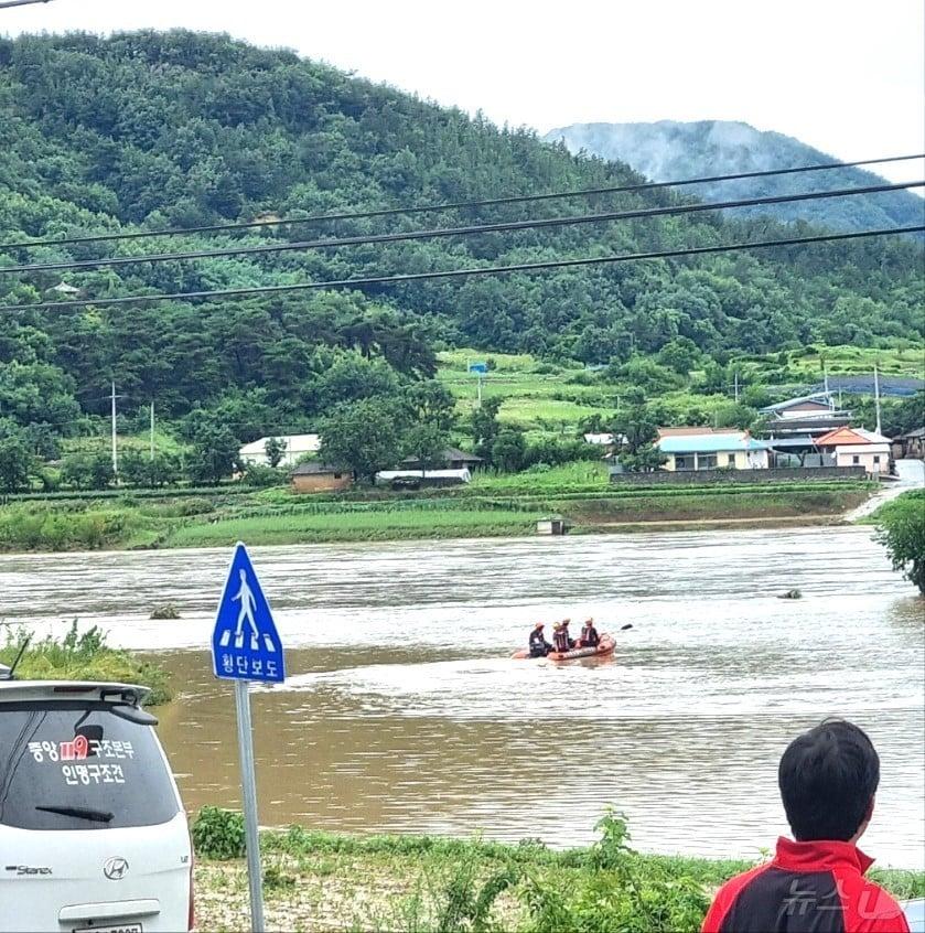 충북 영동군 심천면 금강 일대에서 70대 실종자를 수색하고 있다. /뉴스1 