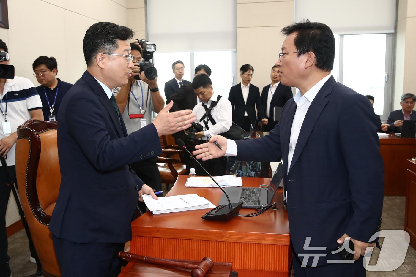 국회 환노위 여당 간사인 김형동 국민의힘 의원&#40;오른쪽&#41;이 16일 오전 서울 여의도 국회에서 열린 환경노동위원회 전체회의에서 안호영 위원장에게 의사일정과 관련해 항의하고 있다. 2024.7.16/뉴스1 ⓒ News1 이광호 기자