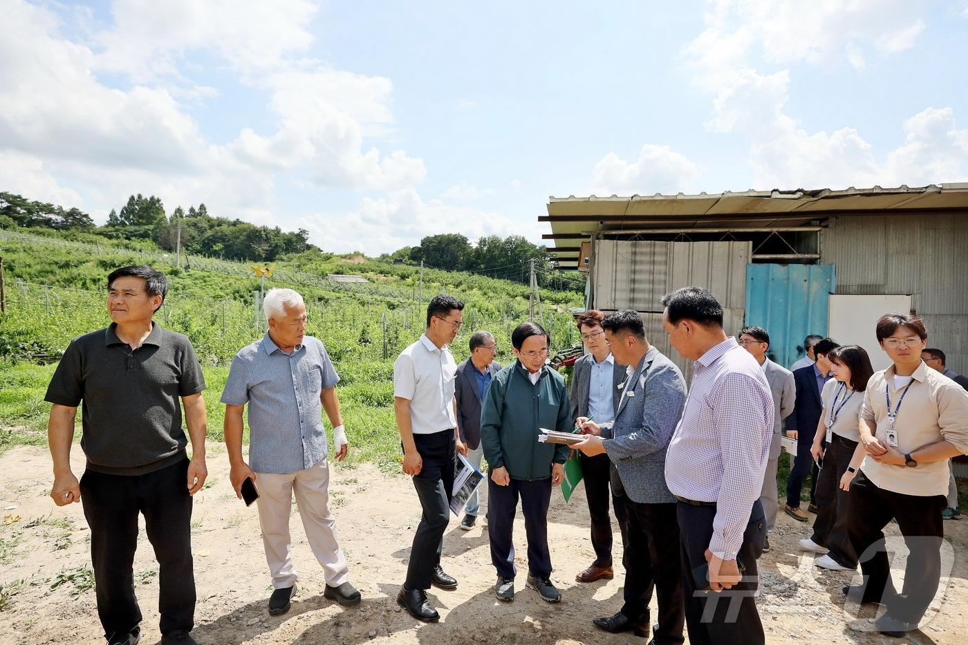 16일 심민 전북자치도 임실군수가 세계명견테마랜드 등 오수의견관광지의 주요 사업추진 상황을 현장에서 점검하고 있다.&#40;임실군제공&#41;2024.7.16/뉴스1