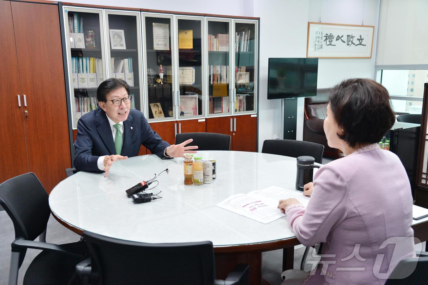 박형준 부산시장이 16일 국회를 방문해 부산 글로벌허브도시 조성에 관한 특별법 상임위 통과를 위해 설명하고 있다.2024.7.16&#40;부산시청 제공&#41;