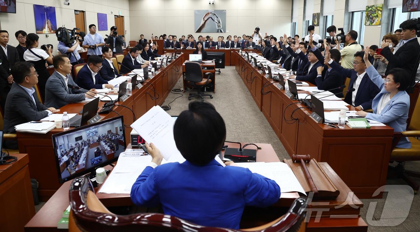 16일 서울 여의도 국회에서 열린 과학기술방송통신위원회 전체회의에서 더불어민주당 위원들이 이진숙 방송통신위원장 후보자에 대한 인사청문회 실시 계획안에 찬성하고 있다. 이날 회의에서는 이진숙 방통위원장 후보 인사청문회를 오는 24~25일 이틀간 실시하기로 했다. 2024.7.16/뉴스1 ⓒ News1 김민지 기자