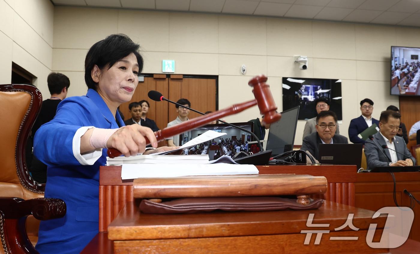 최민희 국회 과학기술정보방송통신위원장이 16일 서울 여의도 국회에서 과방위 전체회의에서 이진숙 방송통신위원장 후보자에 대한 인사청문회 실시 계획안 가결을 알리며 의사봉을 두드리고 있다. 오른쪽은 여당 간사인 최형두 국민의힘 의원. 2024.7.16/뉴스1 ⓒ News1 김민지 기자