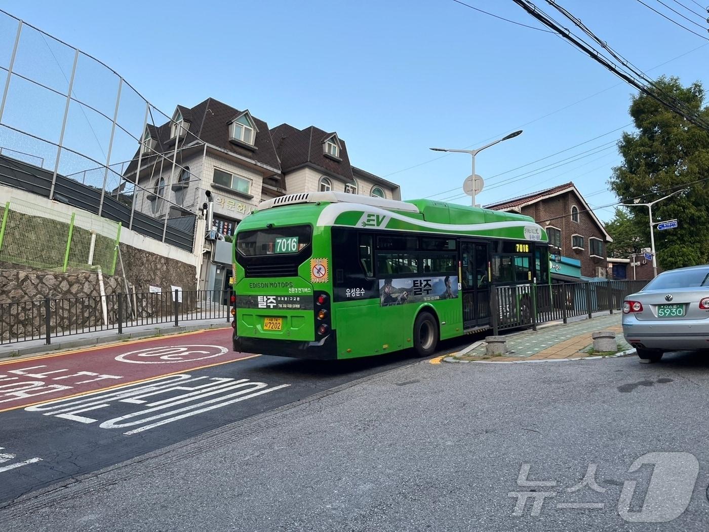 16일 오전 서울 시내버스 7016번이 상명대정문 정류장으로 가기 위해 오르막을 지나고 있는 모습 2024.7.16