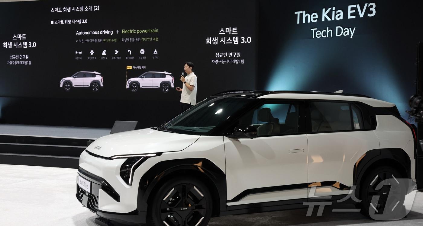  16일 서울 광진구 파이팩토리에서 열린 &#39;The Kia EV3 Tech Day&#39; 행사에서 담당 연구원이 스마트 회생 시스템에 대해 설명을 하고 있다. 2024.7.17/뉴스1ⓒ 뉴스1 김명섭 기자