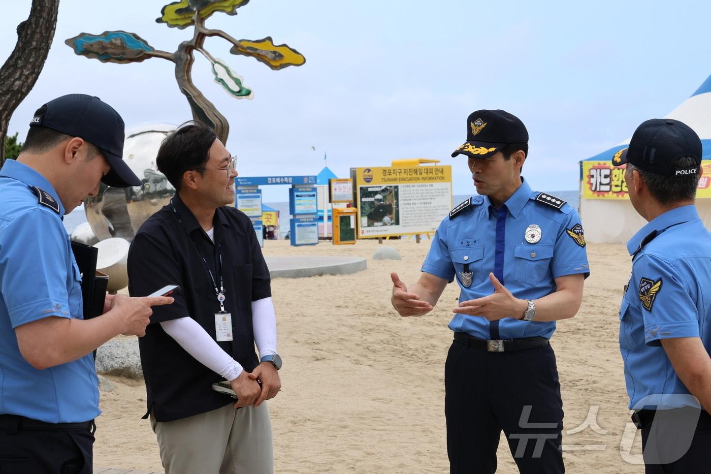 김환경 동해해경서장, 연안 안전의 날 맞이 관할 해변 안전점검.&#40;동해해경 제공&#41; 2024.7.16/뉴스1