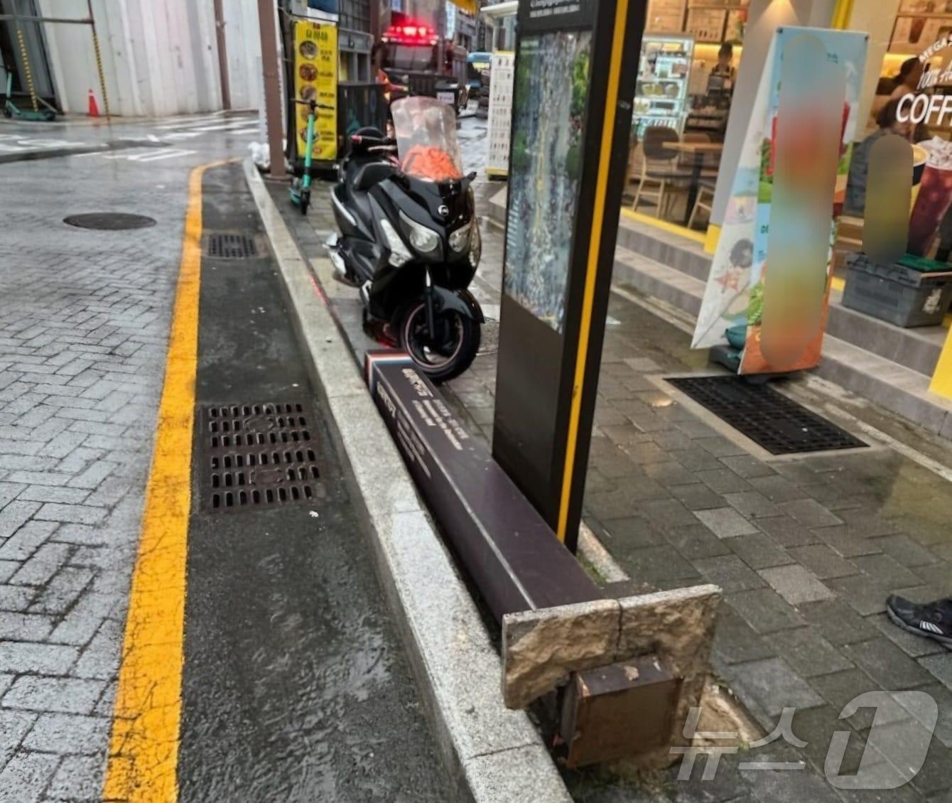 동래구 온천동 한 보도에 설치된 안내 시설물이 쓰러진 모습.&#40;부산소방재난본부 제공&#41;