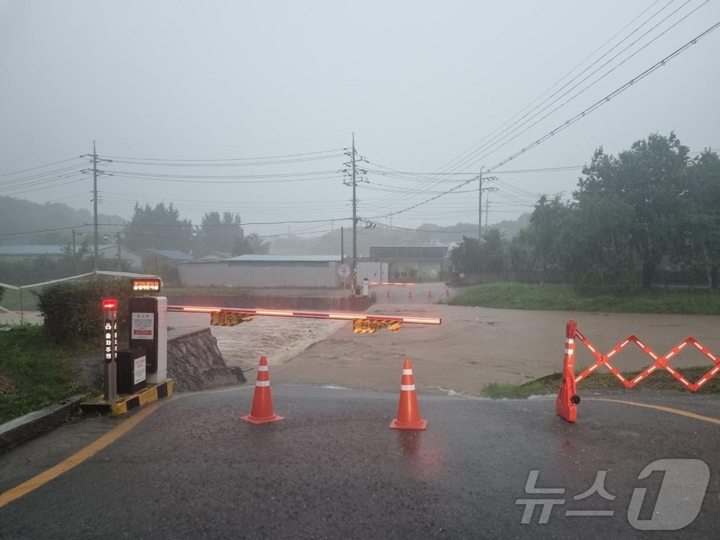 17일 오전 7시 35분께 경기 양주시 남면 신산다리가 전날부터 내린 비로 하천이 불어나자 통제됐다. &#40;경기도북부소방재난본부 제공&#41;2024.07.17/뉴스1 ⓒ News1 양희문 기자