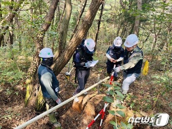 지진발생에 따른 땅밀림 무인원격감시시스템 점검 모습. &#40;산림청 제공&#41;/뉴스1