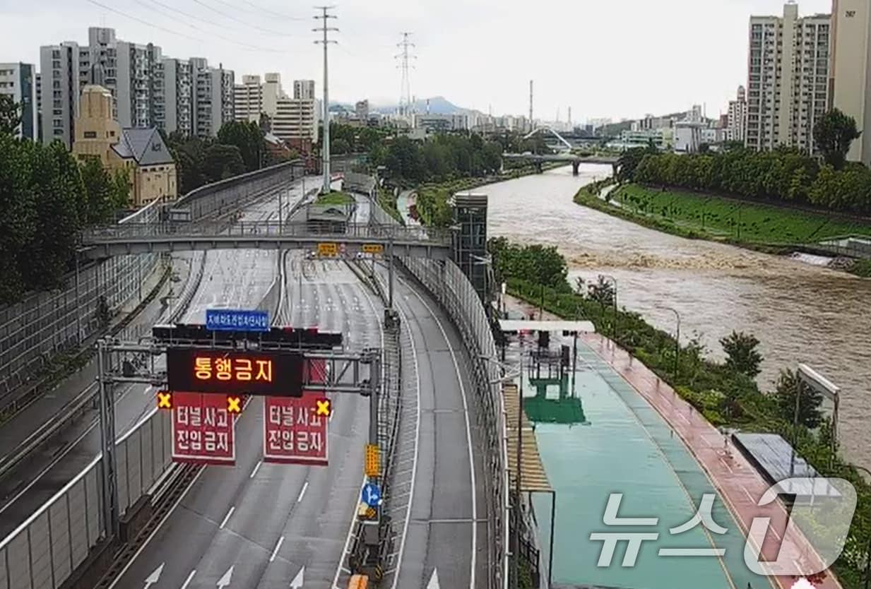 서울지역에 호우특보가 내려진 17일 오전 서울 동부간선도로 상계교-노원교 구간이 통제돼 있다. &#40;서울시설공단 제공&#41; 2024.7.17/뉴스1