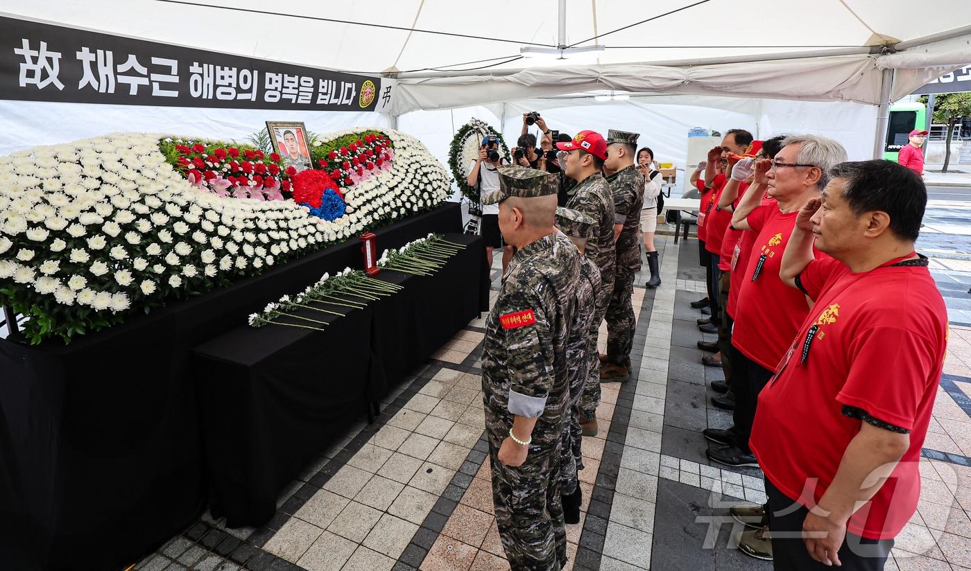 해병대 예비역 단체 회원들이 17일 서울 중구 청계천광장에 마련된 故채상병 1주기 추모 시민분향소를 방문해 추모하고 있다. 2024.7.17/뉴스1 ⓒ News1 김도우 기자