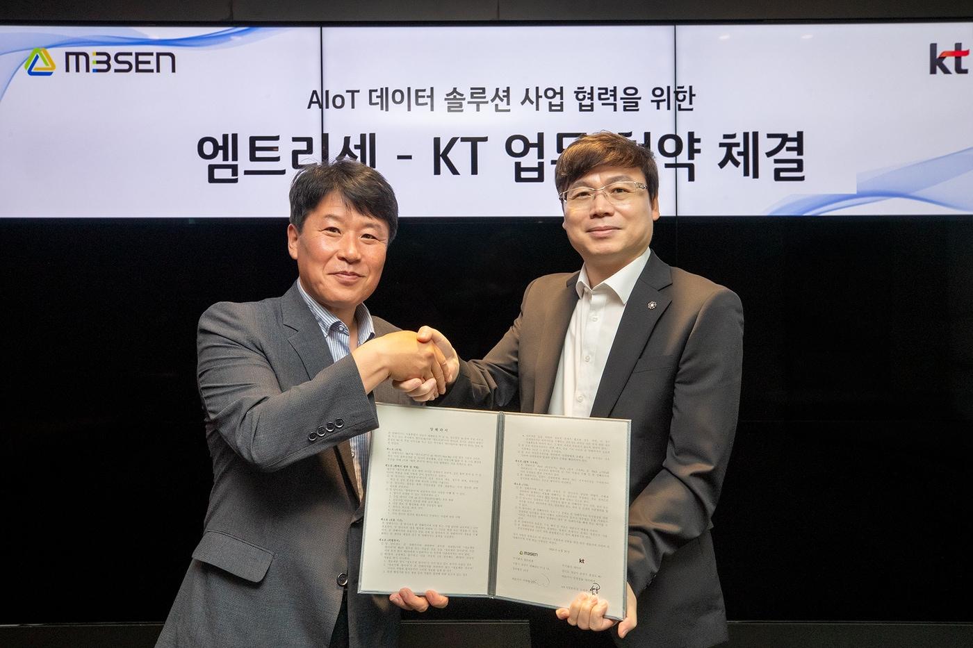 KT가 AIoT 기술을 활용해 국내 축산업에 데이터 기반 솔루션 사업을 추진한다. 김재권 KT AX사업본부장&#40;왼쪽&#41;과 엠트리센 서만형 대표가 기념 사진 촬영하고 있다.&#40;KT 제공&#41;