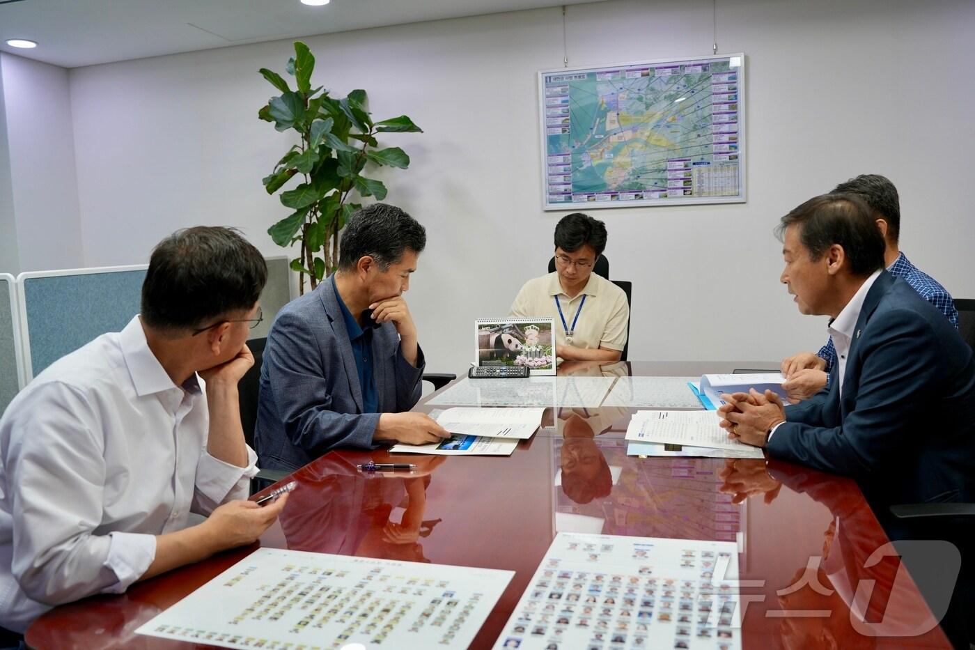 17일 전춘성 전북자치도 진안군수&#40;오른쪽&#41;가 국회를 방문해 이원택 의원을 만나고 있다.&#40;진안군제공&#41;2024.7.17/뉴스1