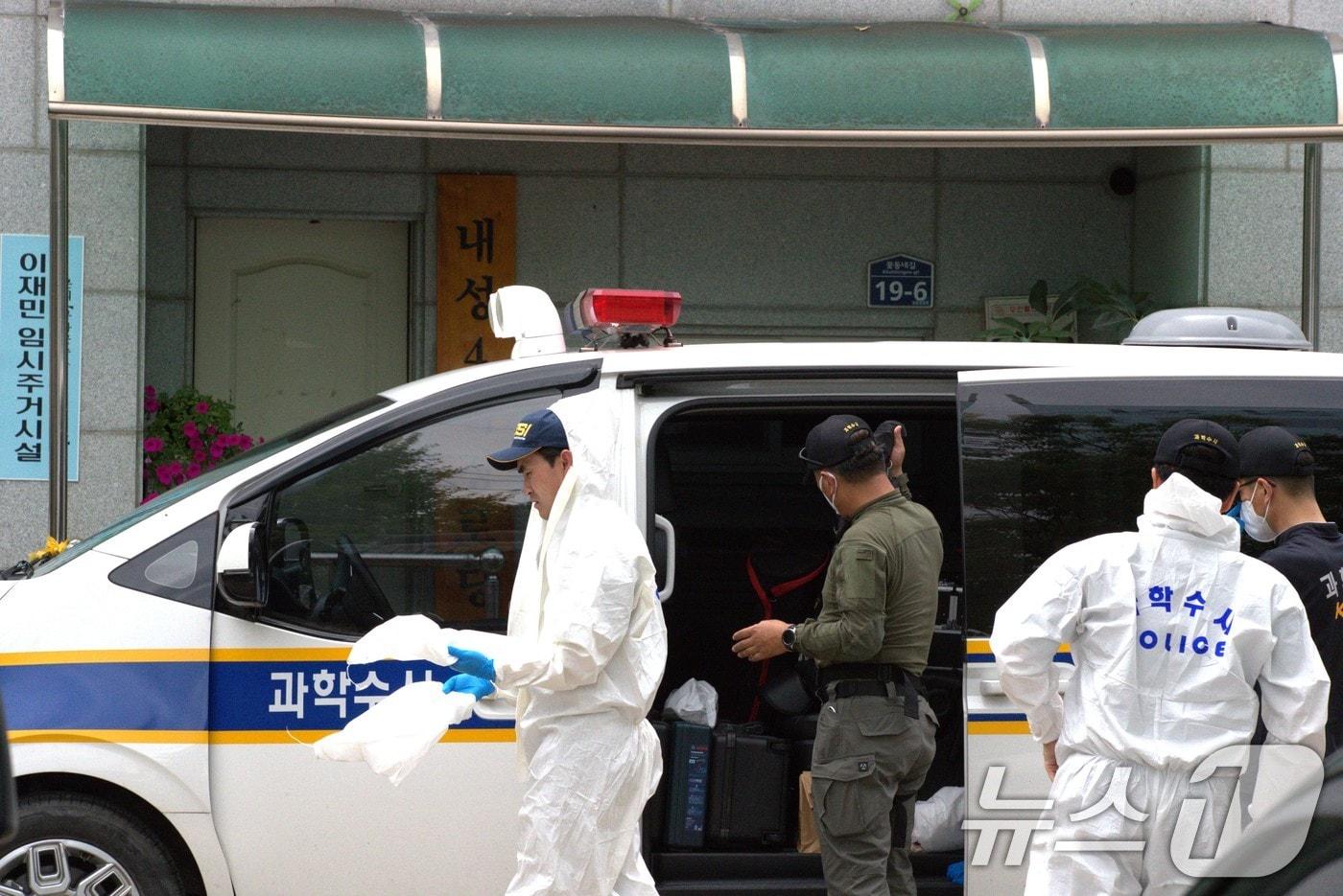 17일 경북 봉화군 봉화읍 내성4리 경로당에서 경북경찰 과학수사대가 현장감식을 하고 있다. 2024.7.17/뉴스1 ⓒ News1 신성훈 기자