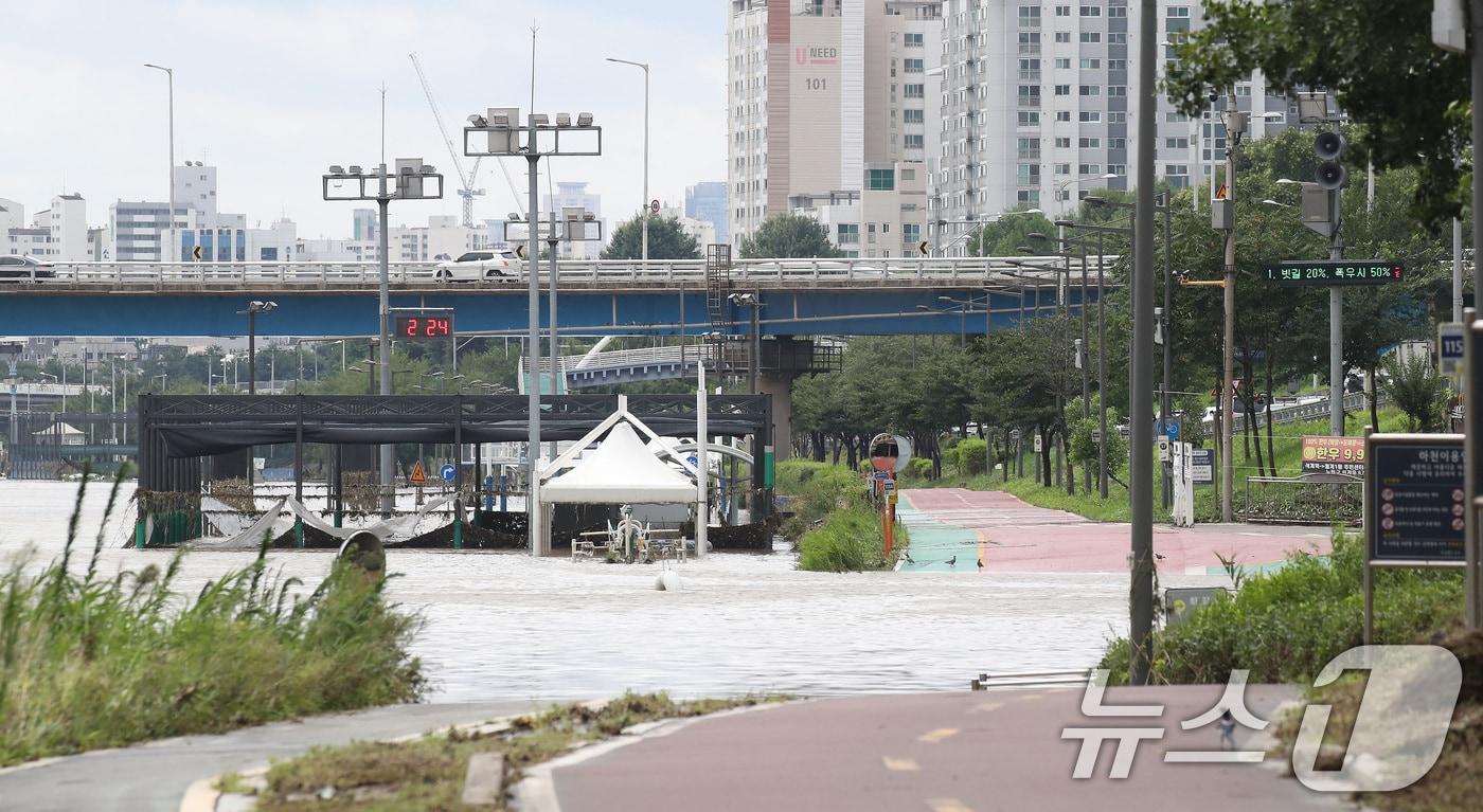 서울 전역에 호우경보가 발효된 17일 오후 서울 노원구 월릉교 인근 중랑천 공원과 산책로 일부가 잠겨있다. 2024.7.17/뉴스1 ⓒ News1 임세영 기자