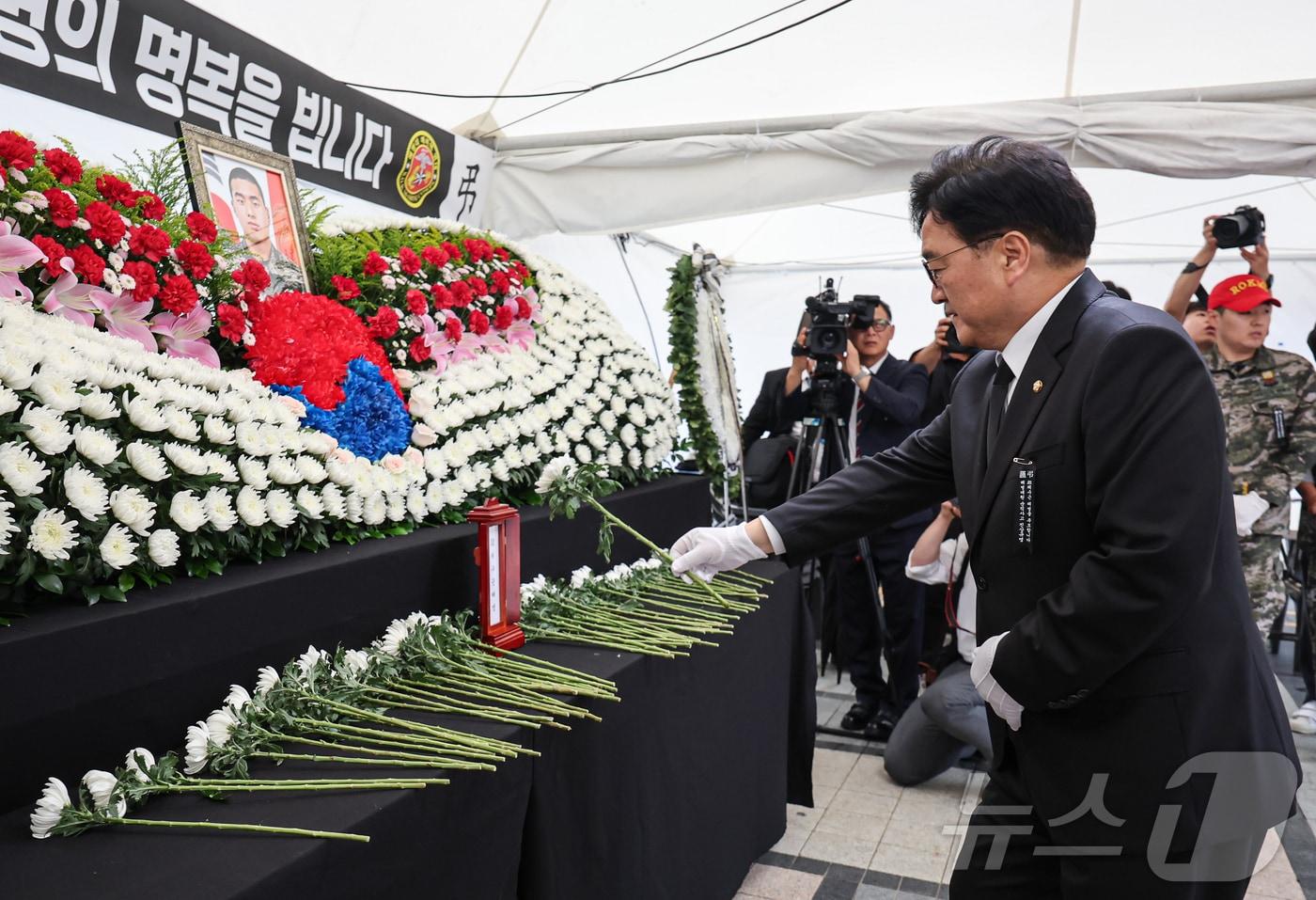 우원식 국회의장이 17일 서울 중구 청계천광장에 마련된 故채상병 1주기 추모 시민분향소를 방문해 헌화하고 있다. 2024.7.17/뉴스1 ⓒ News1 김도우 기자