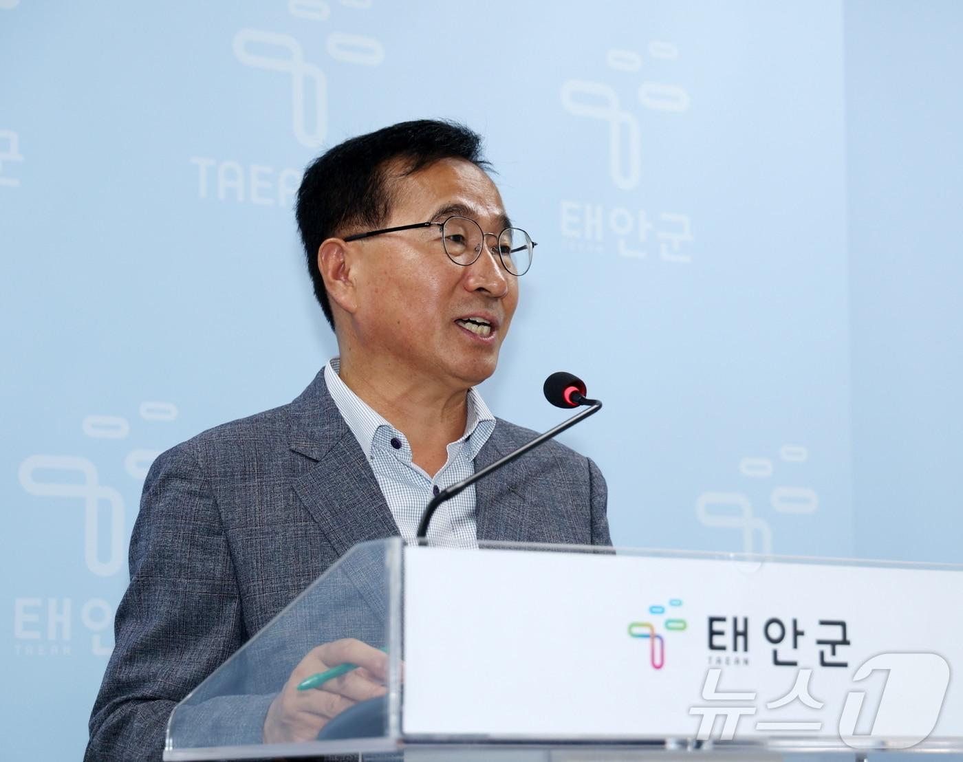 조광상 태안군 신속허가과장이 17일 군청 브리핑룸에서 공공주택단지 조성과 관련한 브리핑을 열고 있다.&#40;태안군 제공&#41; /뉴스1