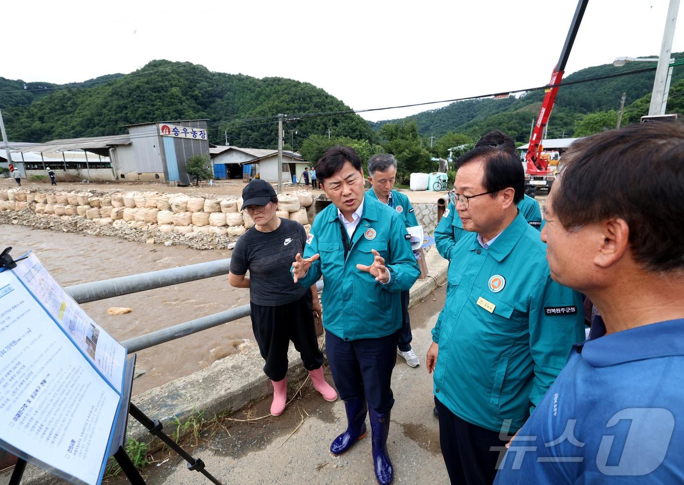 17일 김관영 전북자치도지사가 최근 큰 수해를 입은 완주군 화산면 일대를 찾아 응급복구 상황 등을 점검하고 있다.2024.7.17.&#40;전북자치도 제공&#41;/뉴스1 