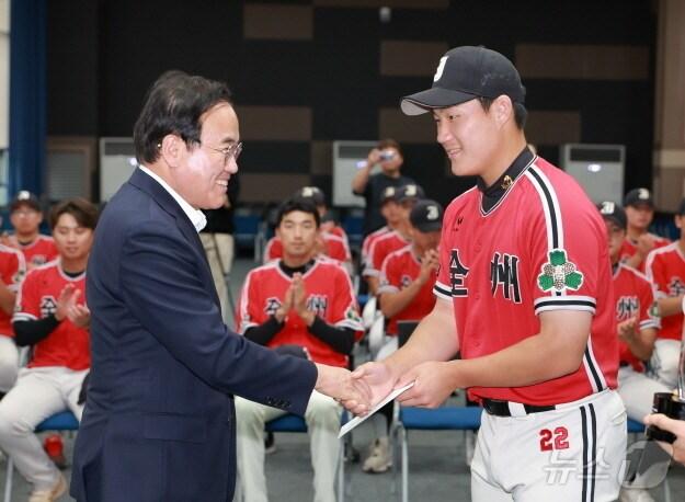 서거석 전북교육감이 17일 전주고 선수들과 악수를 하며 청룡기 첫 우승을 축하했다.&#40;전북교육청 제공&#41;