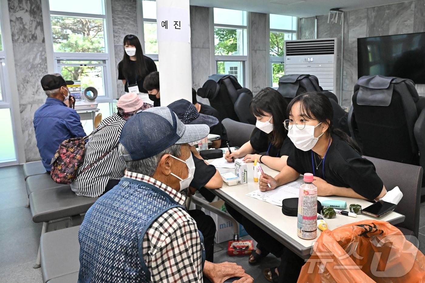 서울대 가톨릭 의료봉사 동아리 ‘카사’&#40;CaSA&#41;의 작년 강원 정선지역 진료서비스 자료사진. &#40;정선군 제공&#41; 2024.7.17/뉴스1