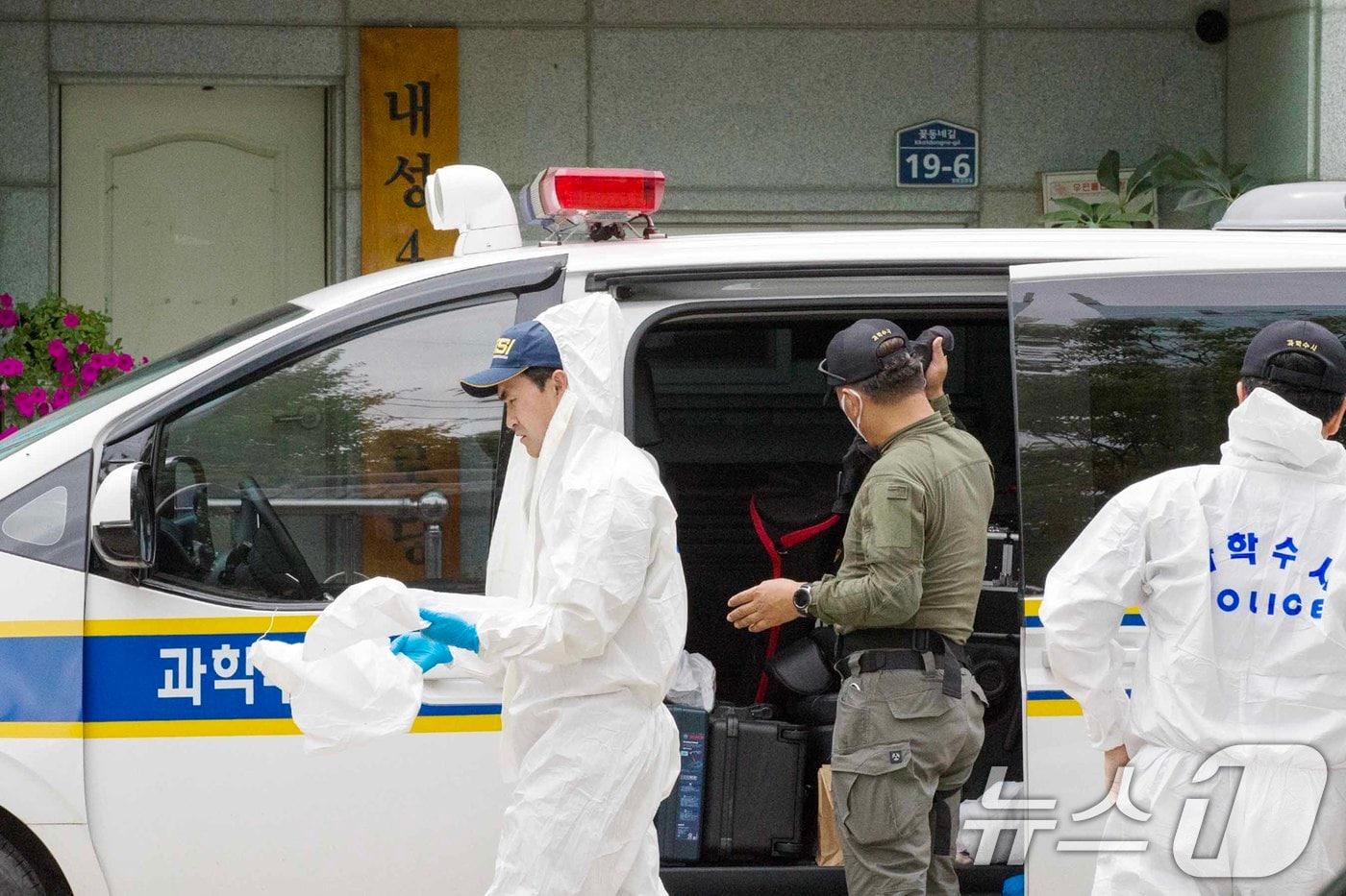 17일 어르신들이 오리고기를 먹고 중태에 빠진 현장인 경북 봉화군 봉화읍 내성4리 경로당에서 경북경찰 과학수사대가 현장감식을 하고 있다. 지난 15일 이곳에서 어르신 4명이 복날을 맞이해 농약성분이 들은 오리고기를 먹은 후 중태에 빠져 경북경찰이 조사에 나섰다. 2024.7.17/뉴스1