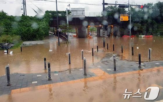 경기 북부지역에 호우경보가 발효중인 가운데 17일 오전 양주역 인근 도로가 침수되어 있다.&#40;독자 제공&#41;2024.7.17/뉴스1