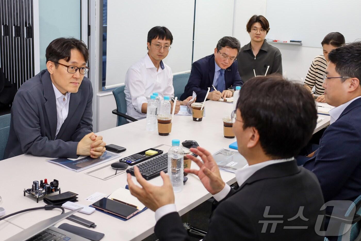 기술보증기금이 17일 서울 강남구 소재 시스템반도체 벤처기업 아이언디바이스를 방문해 애로사항을 청취하고 지원 정책을 소개했다.&#40;기술보증기금 제공&#41;