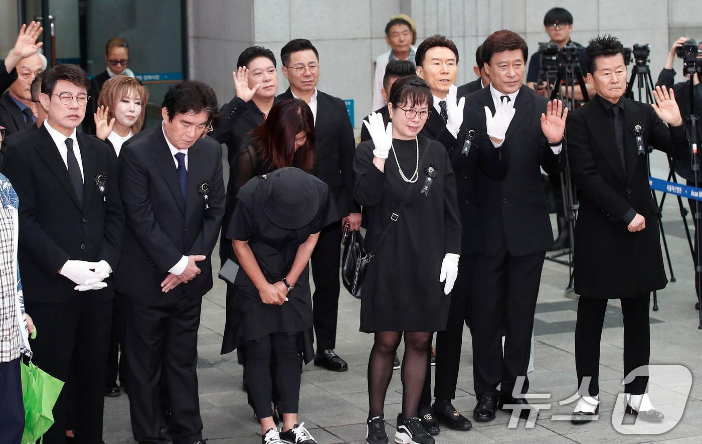 가수 고&#40;故&#41; 현철&#40;본명 강상수&#41;의 발인식이 18일 서울 송파구 서울아산병원 장례식장에서 엄수되고있다. 후배 가수들이 고인과 마지막 인사를 나누고 있다. 고인은 지난 15일 밤 오랜 투병 생활 끝에 별세했다. 향년 82세. 고인은 경추 디스크 수술 이후 요양을 이어오다, 결국 안타까운 사망 소식을 전했다. 한편 지난 1942년 태어난 고 현철은 동아대학교 경영학과에 진학했으나 자퇴 후 지난 1969년에 곡 &#39;무정한 그대&#39;로 데뷔했다. 이후 1970년대 부산에서 &#39;현철과 벌떼들&#39;을 결성해 활동하다 1980년대 해체하고 솔로로 전향했다. 고인은 1980년대 곡 &#39;앉으나 서나 당신 생각&#39;으로 대중적으로 큰 인기를 끌었으며 &#39;사랑은 나비인가봐&#39;를 시작으로 &#39;앉으나 서나 당신 생각&#39; &#39;봉선화 연정&#39; 등으로 송대관, 태진아, 설운도와 함께 트로트 4대 천왕으로 불리기도 했다. 2024.7.18/뉴스1 ⓒ News1 권현진 기자