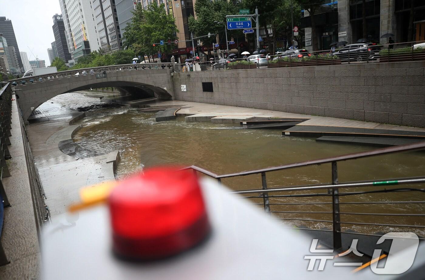 서울을 비롯한 수도권, 충남 지역에 호우경보가 발효된 18일 오전 서울 중구 청계천 산책로가 밤새 내린 비로 출입 통제되고 있다. 행정안전부는 이날 오전 7시 50분부로 중앙재난안전대책본부를 1단계에서 2단계로 격상하고, 호우 위기경보 수준을 &#39;주의&#39;에서 &#39;경계&#39;로 상향한다고 밝혔다. 2024.7.18/뉴스1 ⓒ News1 오대일 기자