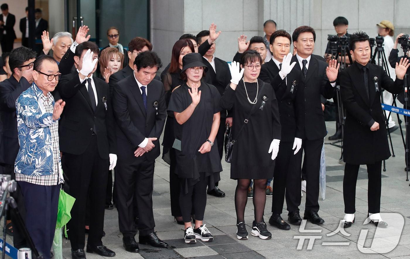 가수 고&#40;故&#41; 현철&#40;본명 강상수&#41;의 발인식이 18일 서울 송파구 서울아산병원 장례식장에서 진행됐다. 후배 가수들이 고인의 마지막 가는 길을 배웅하고 있다.  024.7.18/뉴스1 ⓒ News1 권현진 기자