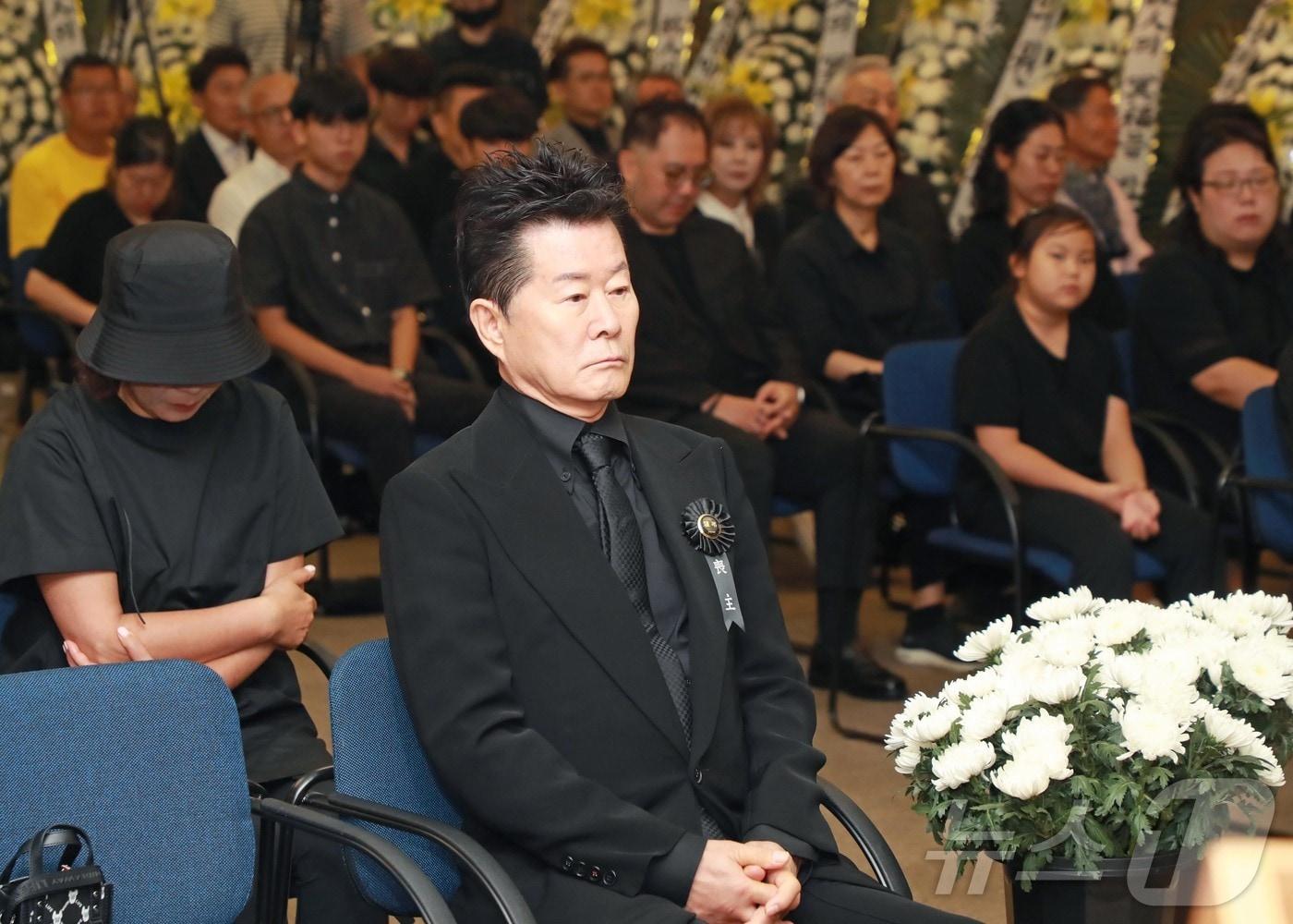 가수 고&#40;故&#41; 현철&#40;본명 강상수&#41;의 영결이 18일 서울 송파구 서울아산병원 장례식장에서 대한민국가수장으로 진행됐다. 고인은 지난 15일 밤 오랜 투병 생활 끝에 별세했다. 향년 82세. 고인은 경추 디스크 수술 이후 요양을 이어오다, 결국 안타까운 사망 소식을 전했다. 한편 지난 1942년 태어난 고 현철은 동아대학교 경영학과에 진학했으나 자퇴 후 지난 1969년에 곡 &#39;무정한 그대&#39;로 데뷔했다. 이후 1970년대 부산에서 &#39;현철과 벌떼들&#39;을 결성해 활동하다 1980년대 해체하고 솔로로 전향했다. 고인은 1980년대 곡 &#39;앉으나 서나 당신 생각&#39;으로 대중적으로 큰 인기를 끌었으며 &#39;사랑은 나비인가봐&#39;를 시작으로 &#39;앉으나 서나 당신 생각&#39; &#39;봉선화 연정&#39; 등으로 송대관, 태진아, 설운도와 함께 트로트 4대 천왕으로 불리기도 했다. &#40;공동취재&#41;2024.7.18/뉴스1 ⓒ News1 권현진 기자