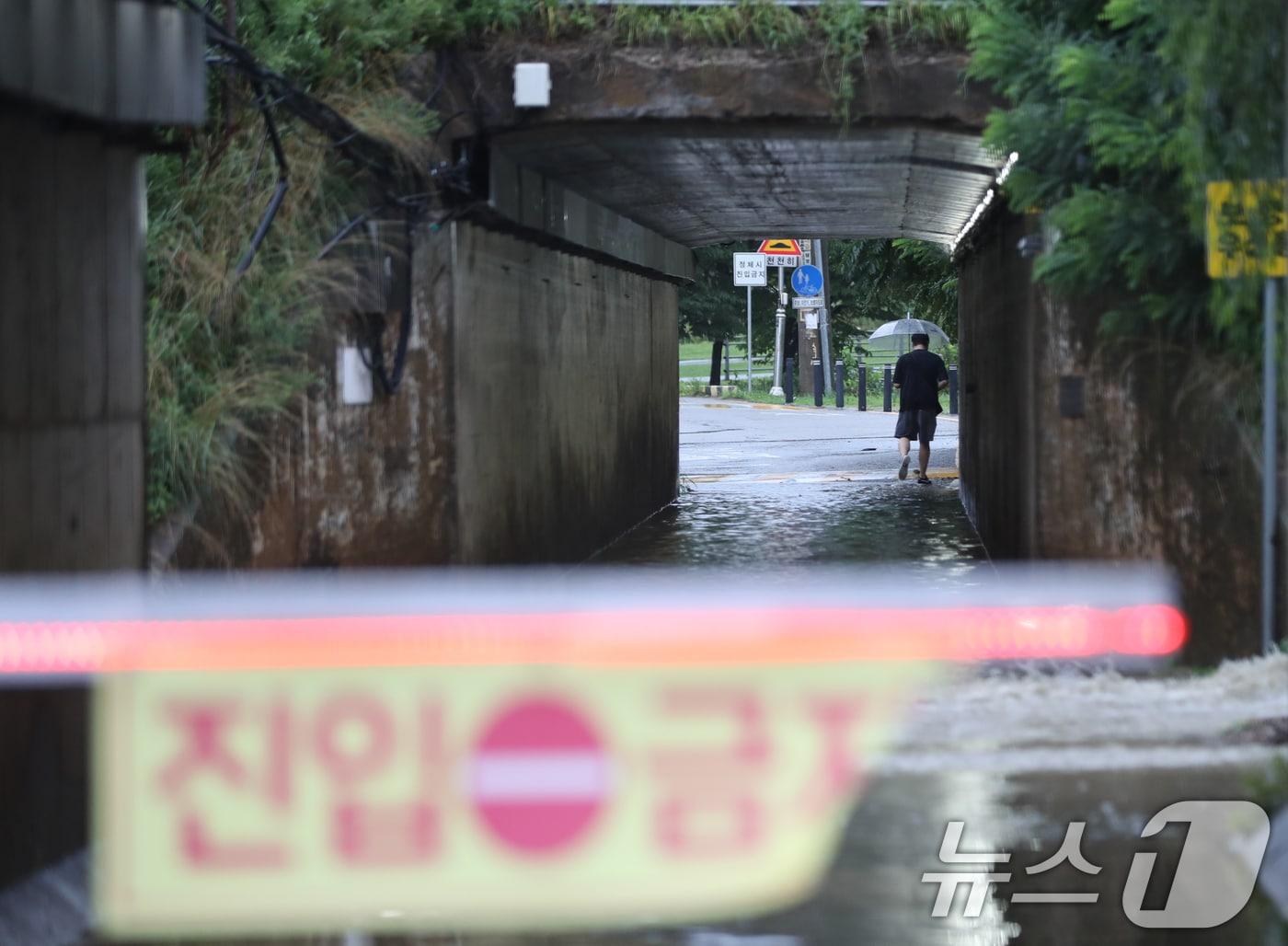 수도권 지역에 폭우가 쏟아진 18일 오전 경기 용인시 기흥구 경부고속도로 지하통로가 통제되고 있다. 2024.7.18/뉴스1 ⓒ News1 김영운 기자