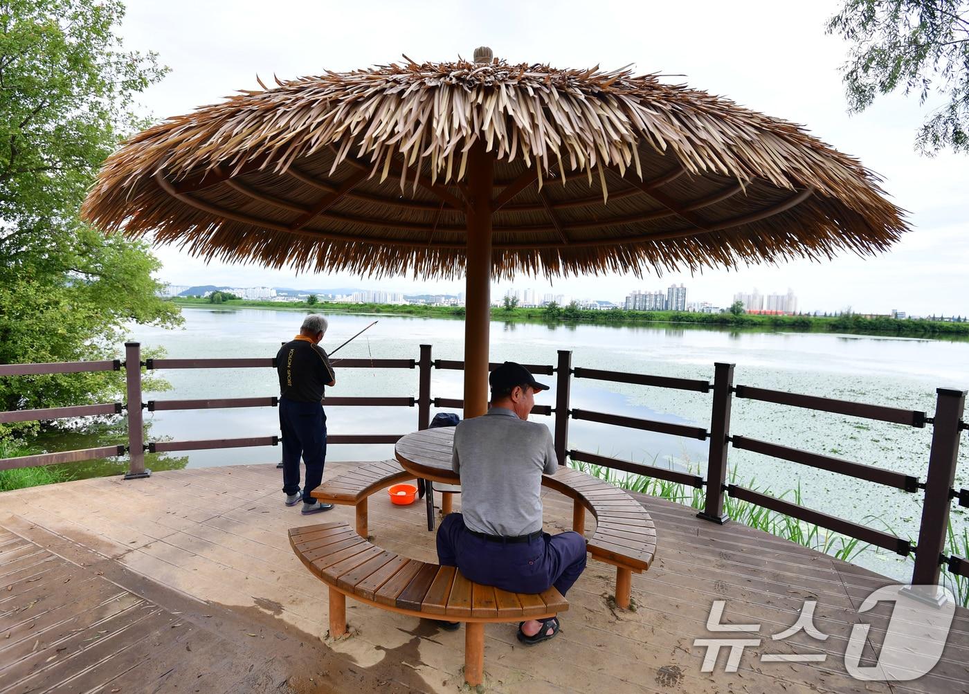 18일 오전 경북 포항시 남구 연일읍 조박 저수지에서 아침 산책을 나온 주민들이 그늘막에 앉아 쉬고 있다. 2024.7.18/뉴스1 ⓒ News1 최창호 기자