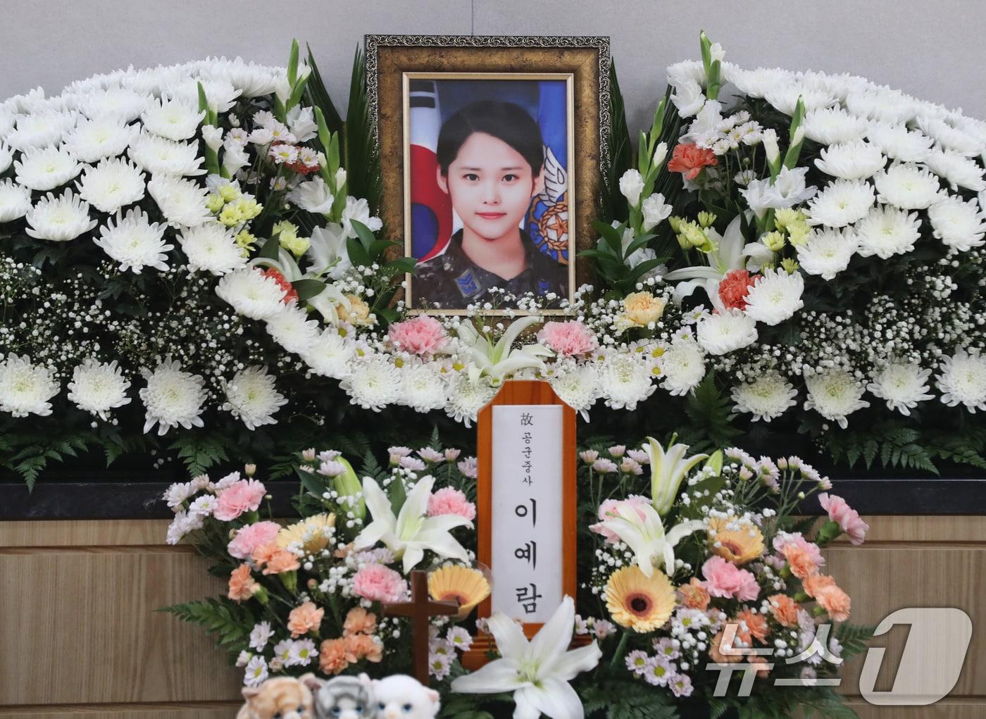 공군 성폭력 피해자인 고&#40;故&#41; 이예람 중사의 장례식이 사망 3년 2개월 만에 진행된 18일 오전 경기 성남시 분당구 국군수도병원 장례식장에 이 중사의 빈소가 마련돼 있다. 2024.7.18/뉴스1 ⓒ News1 김영운 기자