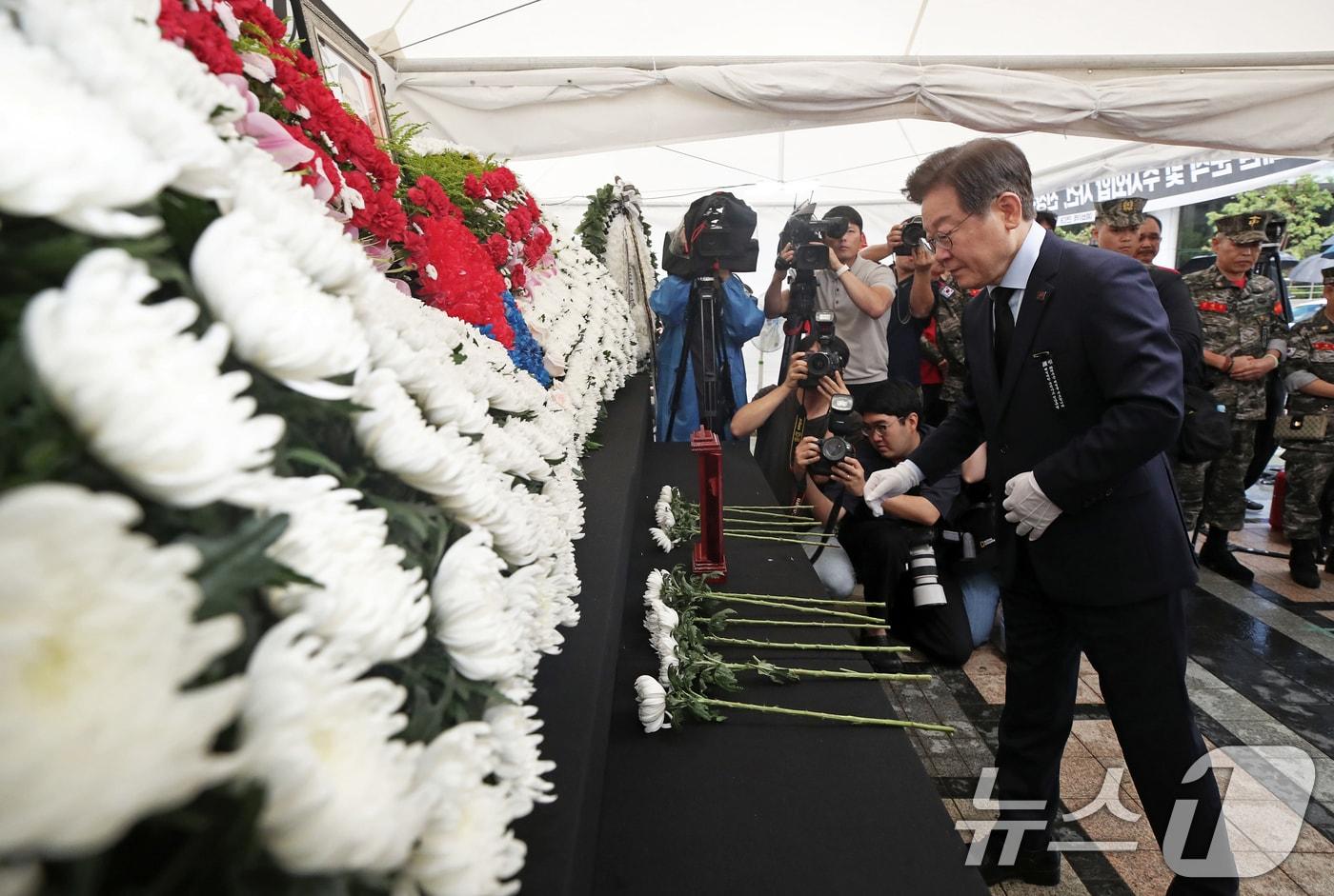 이재명 더불어민주당 대표가 18일 오전 서울 중구 청계광장 소라탑 앞에 마련된 해병대 故 채상병 1주기 추모 시민 분향소를 찾아 헌화하고 있다. 이 대표는 분향소 방명록에 &#39;성역 없는 진상규명으로 국가의 책임을 다하겠습니다&#39;라고 남겼다. 2024.7.18/뉴스1 ⓒ News1 오대일 기자