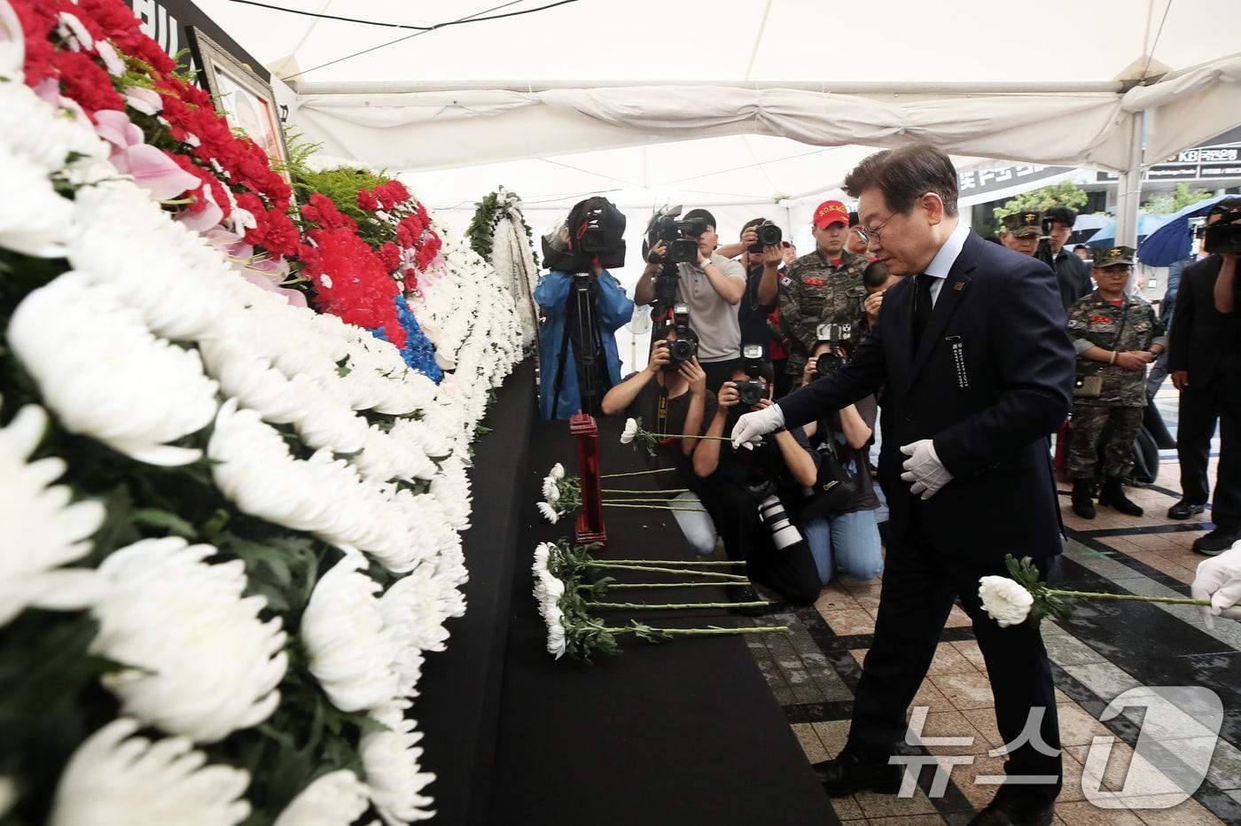 이재명 전 더불어민주당 대표가 18일 오전 서울 중구 청계광장 소라탑 앞에 마련된 해병대 故 채상병 1주기 추모 시민 분향소를 찾아 헌화하고 있다. 이 전 대표는 분향소 방명록에 &#39;성역 없는 진상규명으로 국가의 책임을 다하겠습니다&#39;라고 남겼다. 2024.7.18/뉴스1 ⓒ News1 오대일 기자