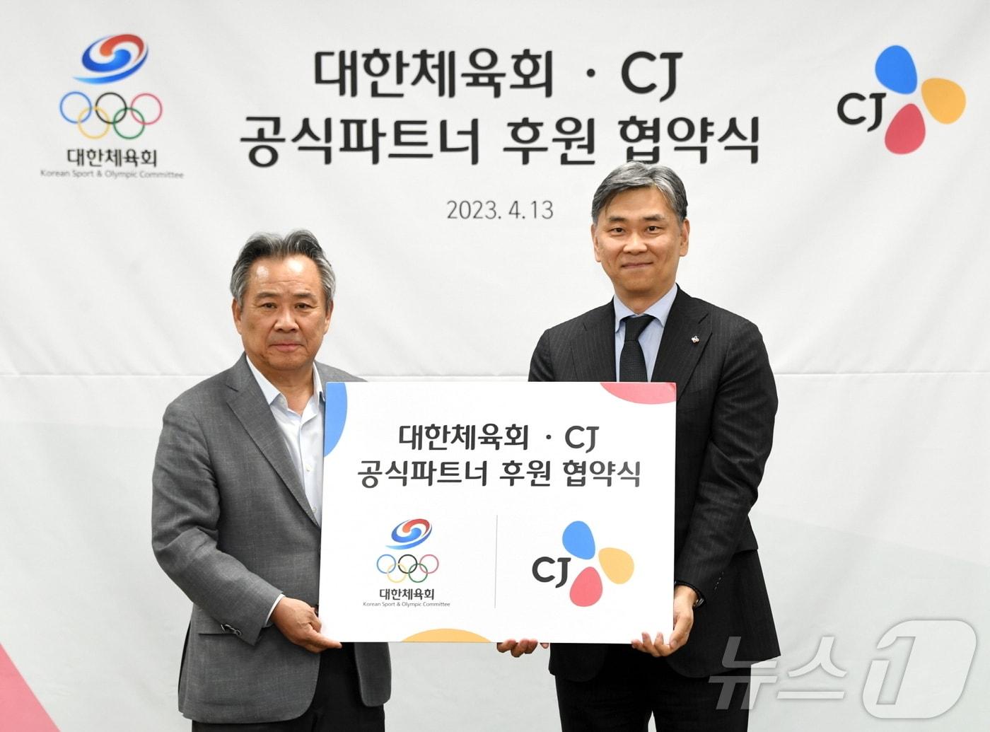 이기흥 대한체육회장&#40;왼쪽&#41;과 김홍기 CJ 대표이사가 공식 파트너 후원 협약을 맺은 뒤 기념 촬영을 하고 있다. &#40;스포티즌 제공&#41;