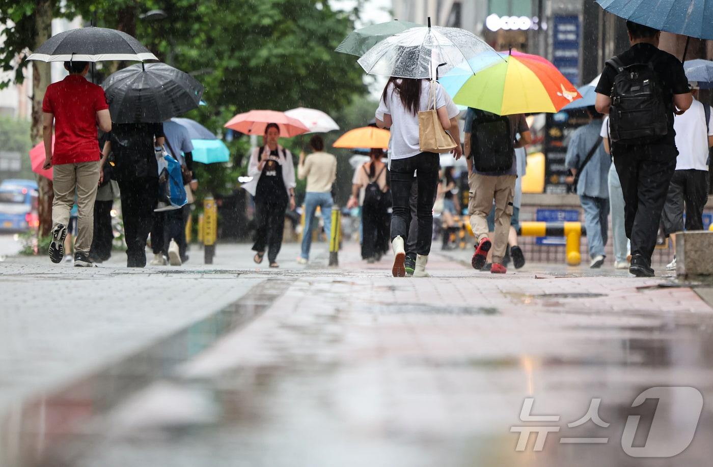 중부지방에 호우특보가 내려진 18일 서울 강남역 인근에서 우산을 쓴 시민들이 발걸음을 재촉하고 있다. 2024.7.18/뉴스1 ⓒ News1 김도우 기자