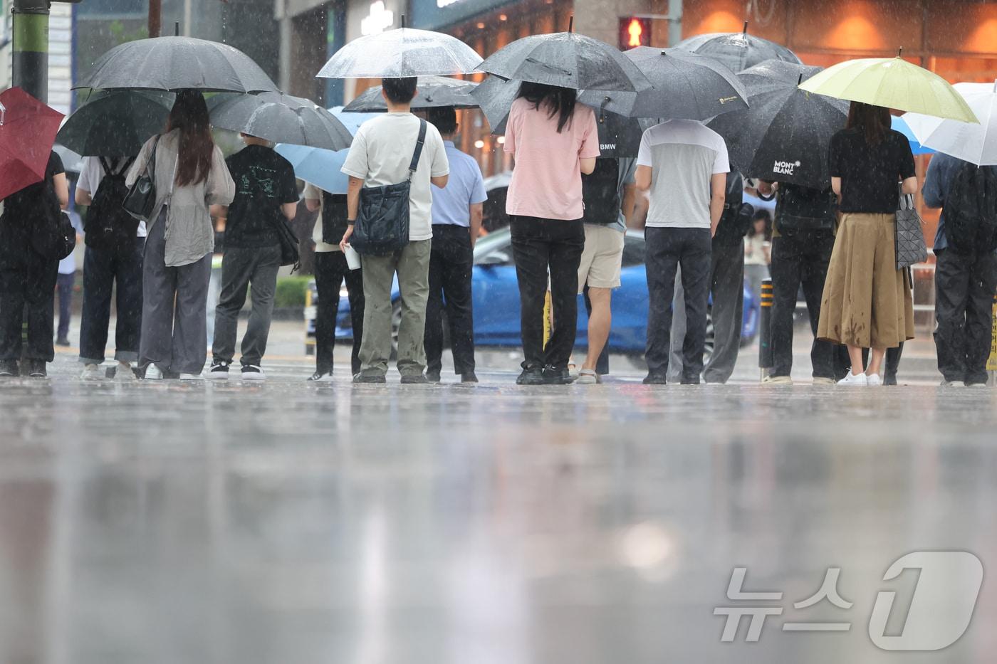 중부지방에 호우특보가 내려진 18일 서울 강남역 인근에서 우산을 쓴 시민들이 발걸음을 재촉하고 있다. 2024.7.18/뉴스1 ⓒ News1 김도우 기자