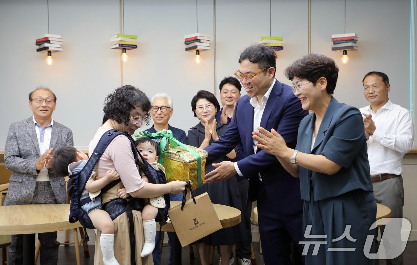 18일 광주 서구 동천동 행정복지센터에서 &#39;내 생애 첫 책&#39; 사업 답례 행사가 열리고 있다. 2024.7.18/뉴스1 ⓒ News1 이수민 기자