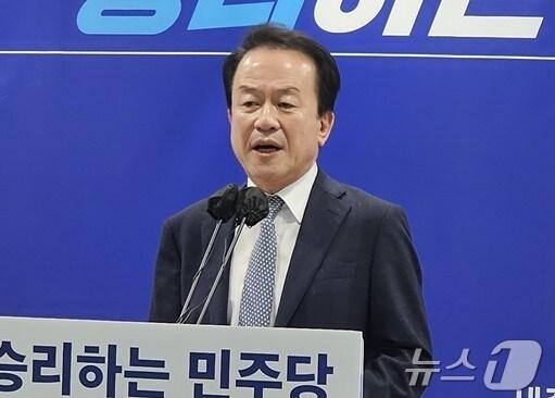 12일 오전 민주당 이강진 세종갑지역위원장이 세종시청 브리핑룸에서 차기 세종시당위원장 출마선언을 하고 있다. ⓒ News1 장동열 기자