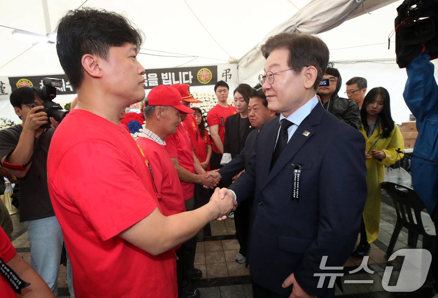 이재명 더불어민주당 전 대표가 18일 오전 서울 중구 청계광장 소라탑 앞에 마련된 해병대 故 채상병 1주기 추모 시민 분향소를 찾아 조문한 후 해병대 예비역 단체 회원들을 위로하고 있다. 이 대표는 분향소 방명록에 &#39;성역 없는 진상규명으로 국가의 책임을 다하겠습니다&#39;라고 남겼다. 2024.7.18/뉴스1 ⓒ News1 오대일 기자