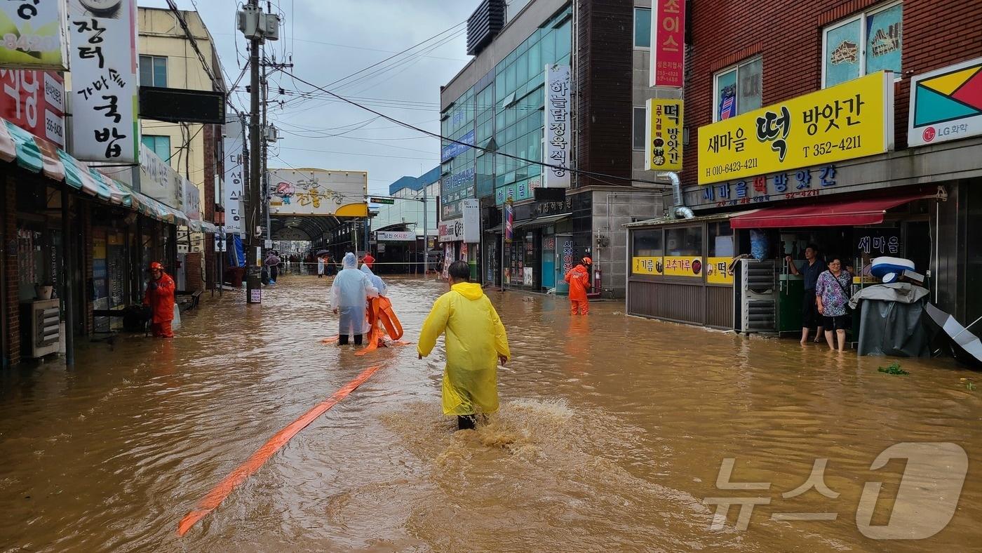 중부지방에 폭우가 내리고 있는 18일 충남 당진전통시장이 침수 돼있다. &#40;당진시 제공&#41;2024.7.18/뉴스1 ⓒ News1 최형욱 기자