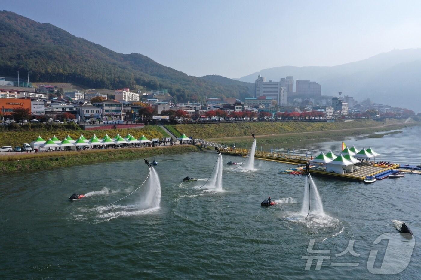 지난해 개막식에서 시연한 플라이보드.&#40;단양군 제공&#41;2024.7.18/뉴스1