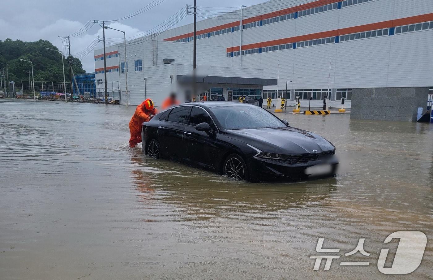 지난 18일 오전 충남 당진시 신명편에서 집중호우로 인해 차량이 침수돼 출동한 소방대원들이 이동조치를 하고 있다. &#40;소방청 제공&#41; 2024.7.18/뉴스1