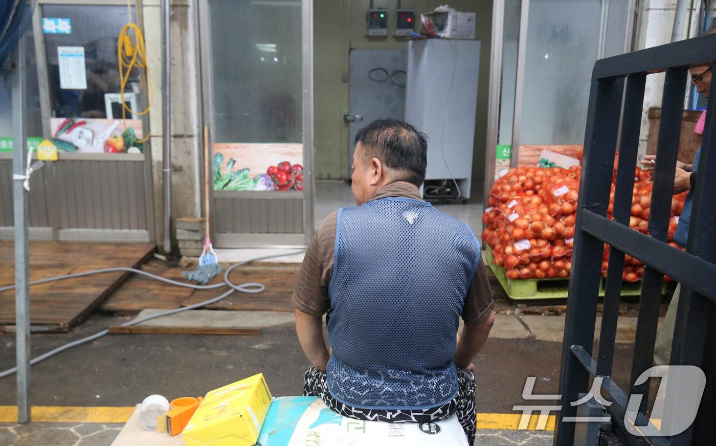 호우경보가 발령된 충남 당진전통시장에서 침수 피해가 잇따르는 가운데 상인이 물이 빠진 상가를 바라보고 있다. 2024.7.18/뉴스1 ⓒ News1 김기태 기자