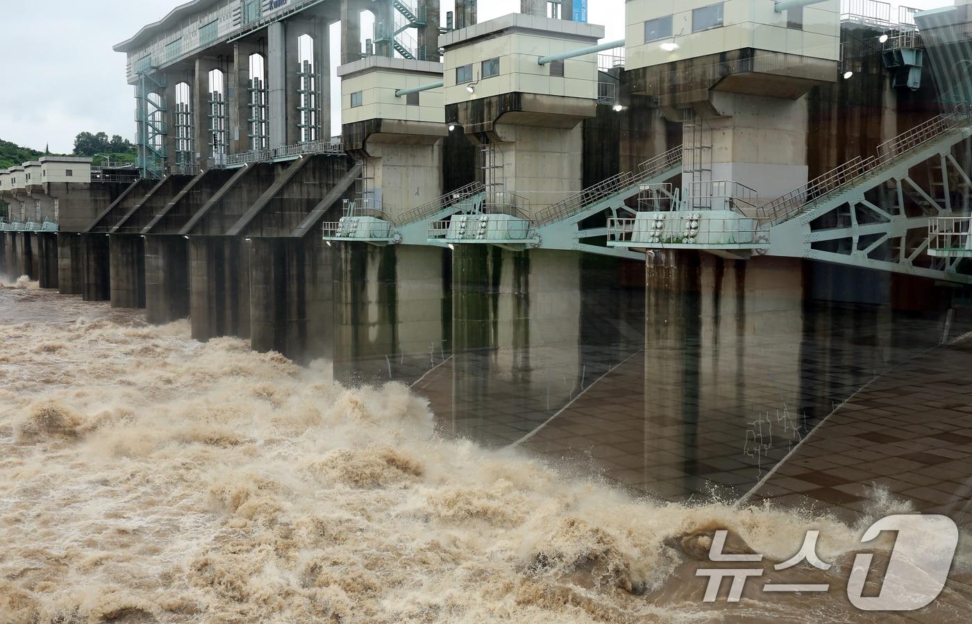 경기 북부에 폭우가 내려 임진강과 한탕강 일대 곳곳에 홍수특보가 발령된 18일 오후 경기 연천군 군남댐에서 수문이 열려 많은 물이 방류되고 있다. 2024.7.18/뉴스1 ⓒ News1 김진환 기자