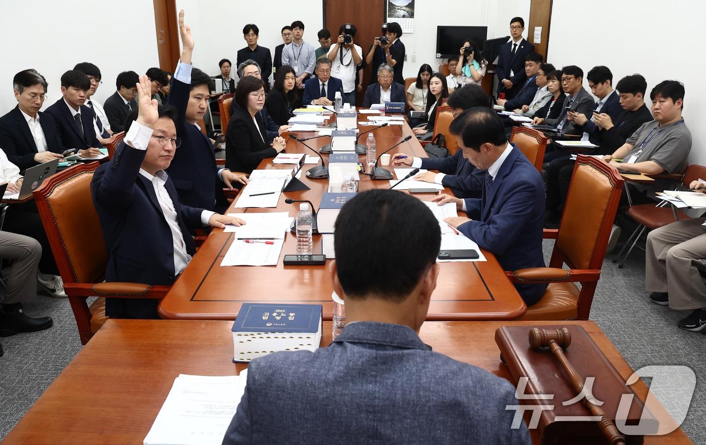 국회 환경노동위원회 여당 간사인 김형동 의원 등이 18일 서울 여의도 국회에서 열린 환노위 안건조정위원회 회의에서 노란봉투법 논의에 관한 언론 비공개에 반대하며 손을 들어보이고 있다. 2024.7.18/뉴스1 ⓒ News1 김민지 기자