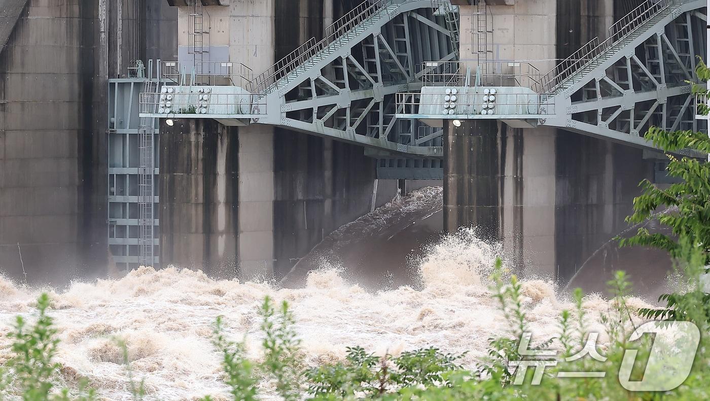 경기 연천군 군남댐에서 수문이 열려 많은 물이 방류되고 있다. 2024.7.18/뉴스1 ⓒ News1 김진환 기자